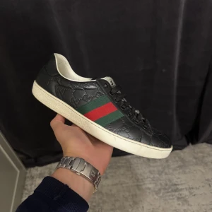 Gucci skor - Size: US 9 / EU 43 Insole measurement: 28,8cm Very good Condition! Color: Black Comes with: Nothing Retail: 760€