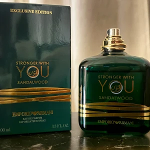 Emporio Armani Stronger With You Sandalwood - Exklusiv parfym i mörkgrön glasflaska med gulddetaljer och elegant design. Doften är Sandalwood och flaskan rymmer 100 ml. Kommer i matchande grön och guld förpackning. Perfekt för dig som gillar lyxiga och unika dofter.