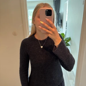 Mörkblå stickad tröja från H&M - Mysig mörkblå stickad tröja från H&M med rund halsringning och ribbade muddar.