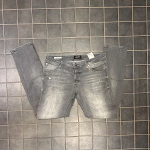 Jack and Jones jeans  - Säljer dessa sköna jeans från Jack and Jones som är i W33 men skulle säga att den är mer 32-31 och L32 i modellen slim fit/glen. 