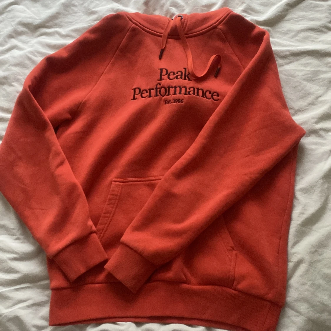 Orange hoodie från Peak Performance