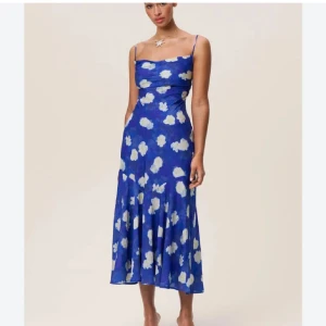 Adoore verona dress - Supersnygg blå långklänning från Adoore med vita blommor, smala axelband och öppen rygg med snörning. Klänningen har en figurnära passform upptill och faller snyggt nedåt. Storlek 36. Jag har sytt så att ryggen blivit något djupare, därav passar den även mig som egentligen är en 38a i storlek. Köpt har på Plick, använd endast en gång av mig och en gång av tidigare ägare. Är i toppenskick!💙Nypris 1495 kr, denna färg finns inte längre på hemsidan!
