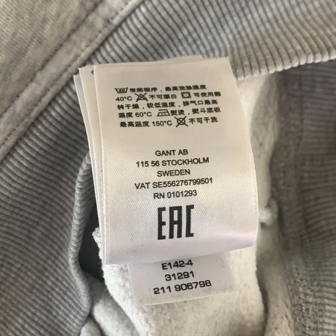 Grå hoodie från GANT med broderad logga - 2