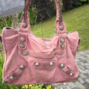Balenciaga väska  - Balenciaga väska. Helt ok skick. Skriv för fler bilder ! ❤️annars superfin. Har inget kvitto då jag köpte den second hand själv. Men serienummer finns 