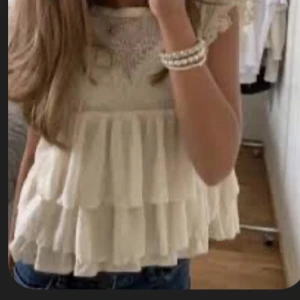 Vit volangblus med spets från Zara - Supersöt vit blus från Zara med flera lager volanger och spetsdetaljer upptill. 