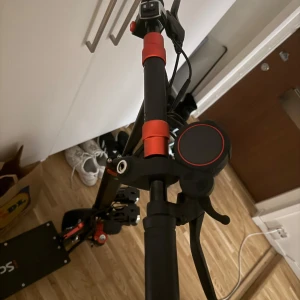 Iscooter ix5s - Jag har inte använt den så mycket sen jag fick den jag fick den för 1 månad sen. Köpt hel ny ingen begagnad, laddare ingår, 2 start nycklar ingår med. Den håller bra, vikten för är 150kg, hastighet 45km i timmen åker den, de finns inga problem med skotern allt ska funkas som det ska. Hem leverans funkar arnas mötes plats Stockholm. Pris kan diskuteras genom DM