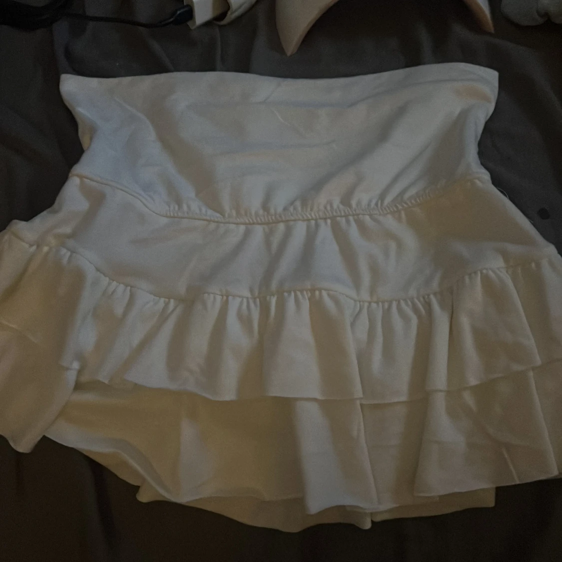 Vit volangkjol med lager på lager - 1