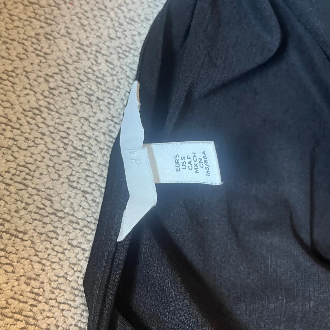 Svart topp med volang från H&M - 3