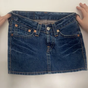 Levi Jeans kjol  - En jeans kjol ifrån levi. Bra kvalité. Low waist. Mörkblå i färg. 