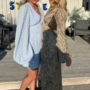 Adoore klänning  - Otrolig Positano dress från Adoore, nästintill oanvänd. Säljer då den är lite för stor för mig. Köpt för 1695 kr!!🤍🤍🤍