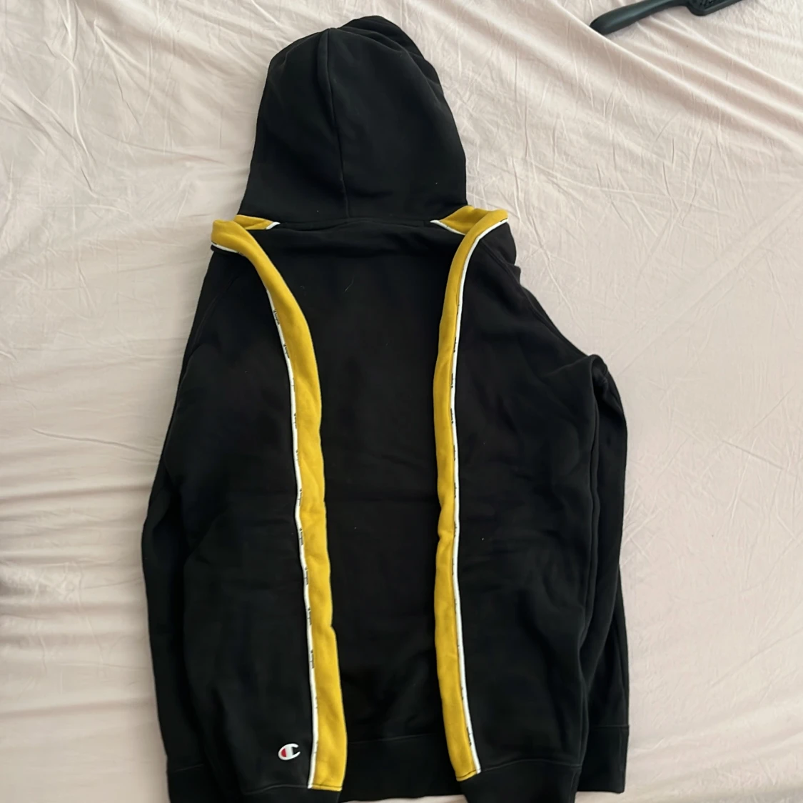 Svart och gul Champion hoodie - 1