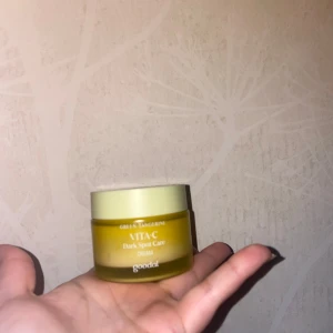 Hell ny Goodal Green Tangerine Vita C Dark Spot Care Cream - En kräm från Goodal med grönt mandarin och vitamin C för att behandla mörka fläckar. Kommer i en gul burk med skruvlock. Perfekt för att ljusa upp och jämna ut hudtonen. 