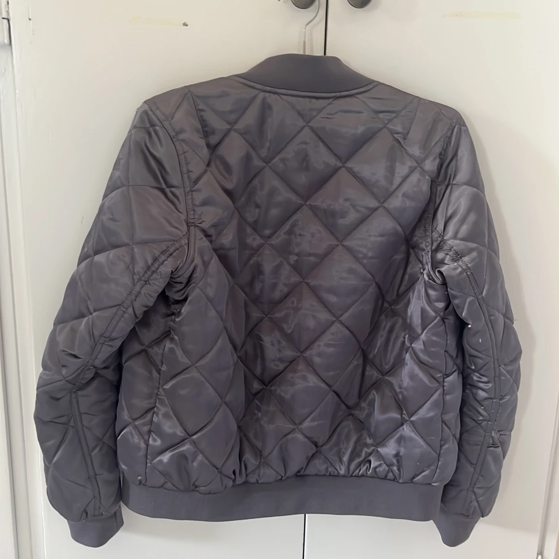 Grå quiltad bomberjacka från Bik Bok - 1