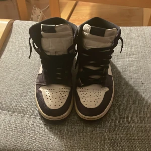 Nike Air Jordans 1 high - Lila Jordan 1s High, storlek 41, Helt okej skick men lite slitna.