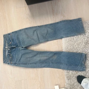 Blå jeans från Weekday - Snygga blå jeans från Weekday med klassisk design. Arrow Low Straight.