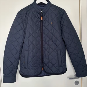 Mörkblå quiltad Morris jacka  - Snygg mörkblå quiltad jacka med dragkedja. Använd ett fåtal gånger. Ordinarie pris runt 2200. 