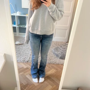 Lågmidjade jeans💗 - Sjukt snygga lågmidjade jeans från Crocker💗 fin färg som passar till allt och sköna å stretchiga 💗