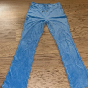 Blå mjukisbyxor från Gina Tricot - Säljer ett par bekväma blå mjukisbyxor från Gina Tricot. Byxorna har en dragsko i midjan och två bakfickor. Perfekta för en avslappnad stil.