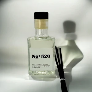 Doftpinnar No: 520 inspired av black opium - No° 520 Doftspridare – 50 ml  En fängslande och modern doft som tar inspiration från den ikoniska Black Opium. Den öppnar med en uppfriskande touch av saftig päron och intensiva kaffebönor, som ger en energisk och förförisk början. Blommiga inslag av jasmin och apelsinblomma ger en feminin och elegant mitt, medan en värmande bas av vanilj, patchouli och mysk skapar en sensuell och långvarig avslutning. Denna doft fångar samma självsäkra och nattliga aura, med en hint av något nytt och fräscht.  