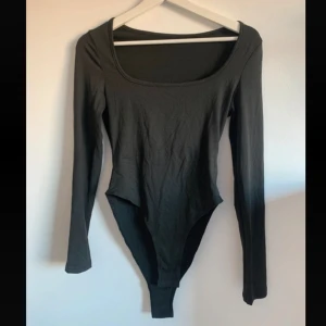 Svart body  - Svart långärmad body som endast är testad. Den sitter som brazilian/halv string baktill 🤍