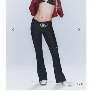 Cheap monday jeans - Säljer ett par av mina favorit jeans då jag beställde i två storlekar! Slutsåld online och verkligen den perfekta jeansen, köp via köp nu❤️