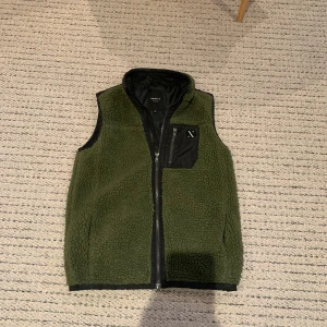 Fleece väst - Säljer en riktiga snygg fleece väst med dessert loga perfekt nu till våren.