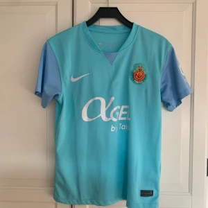 Mallorca Landslag tröja - Säljer en mallorca landlag tröja. Perfekt för fotbollsfans som vill ha en fräsch stil till sommaren när man är solbränd. XS sitter som S/M. Priset ej hugget i sten!