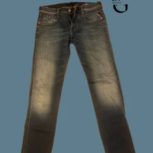 Blå jeans från Replay - Snygga blå jeans från Replay i modellen Anbass. De har en slim passform och är tillverkade i Hyperflex-material för extra komfort och stretch. Jeansen har en klassisk femficksdesign och en dragkedja i gylfen.