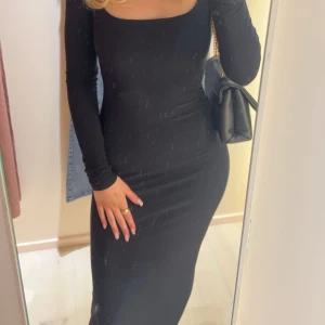 Hourglas svart klänning  - En skims liknande klänning i svart. Stretch material och mjuk på kroppen. Använt fåtal gånger. 