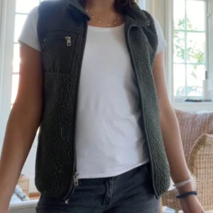 INTRESSE KOLL - Grön Teddy väst💚