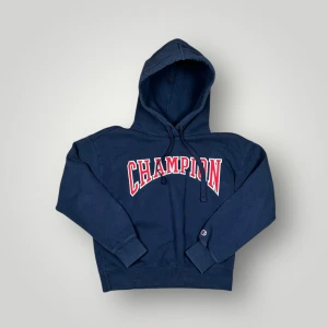 Navy Blue Champion Hoodie - Brand: Champion Size: Medium Color: Navy Blue Type: Hoodie   ✅Condition: 7,5/10✅  Shoulders: 56cm  Length: 58cm  Sleeve length: 53cm   🚀SHIPPING WITHIN 12 HOURS🚀