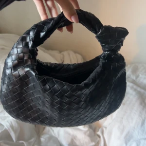 Svart handväska  - Snygg svart handväska med flätat mönster, bottega liknande väska. 