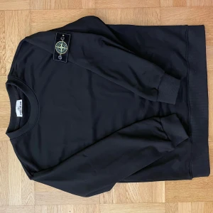Stone Island tröja  - Helt ny stone island tröja som sitter fint bara att den är lite kort i ärmarna på mig annars är den perfekt. Väldigt bra material som är underbart för våren/sommaren. Den är size L men sitter lite mindre i storleken ungefär M. Hör av dig vid minsta fundering. 🤔 