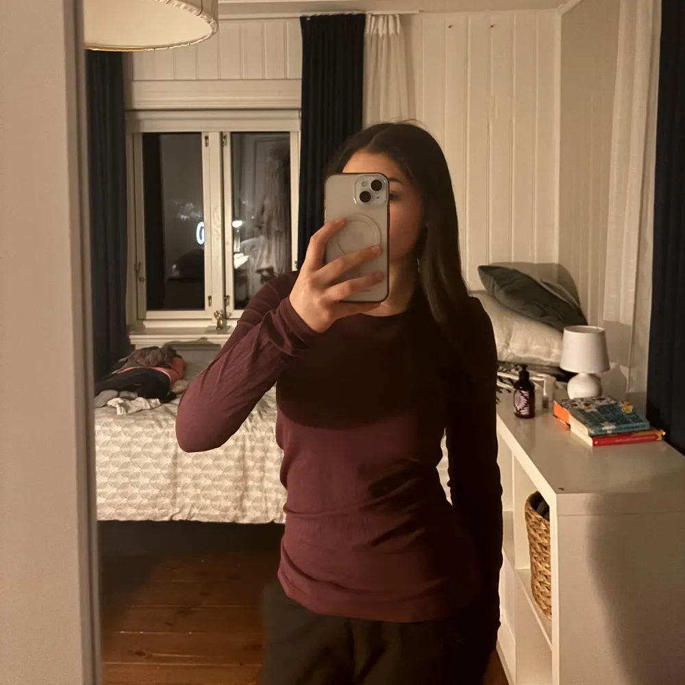 Säljer en stilren vinröd långärmad topp från Cubus. Perfekt för kyligare dagar med sin mjuka och bekväma passform. Enkelt att matcha med olika outfits. Hör av dig vid intresse! 💌 Denna tröja är i XS men jag skulle säga att den är S.. Neuletakit & Villapaidat.