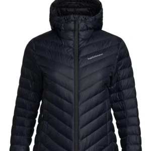 Frost down peak performance  - Svart lättare dunjacka från peak. Ganska välanvänd men fortfarande hyfsat skick. Säljer då den inte längre kommer till användning. Pris går att diskuteras💕
