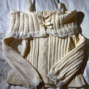 off shoulder tröja - Beige stickat off shoulder Tröja, ribbad med spets detaljer och rosett framtill
