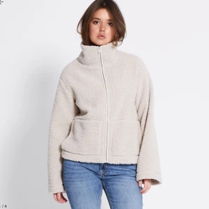 Beige teddyjacka med dragkedja - Slutsåld teddy jacka från Lager 157 i storlek S. Den är helt ny och har kvar lappen på sig 