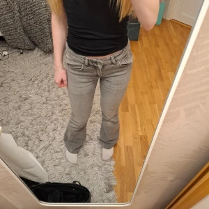 Grå bootcut jeans - Jättefina Low bootcut jeans från lager 157, säljer då de är för korta på mig, knappt använda så som nya💗💗 köpta för 400 kr. Är i kortare längd 