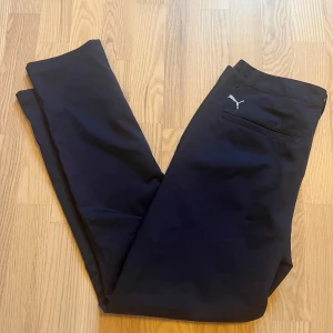 Mörkblå kostymbyxor från puma  - Snygga kostymbyxor perfekta för golf eller möte. Jättebra skick. Säljer då de är för små 
