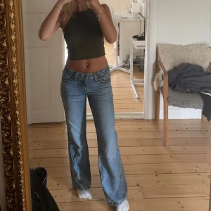 Levis bootcut jeans  - Ljusblåa bootcut Levis jeans. Använda endast 1 gång så helt som nya!! Köpte för 1400kr men säljer för 850kr. Storlek: W25 L30