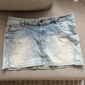 ljusblå jeanskjol - säljer min favorit lågmidjade ljusblåa jeanskjol från only då den tyvärr blivit för stor för mig, den är i storlek 44 och skulle passa en XL/någon med bredare höfter💘