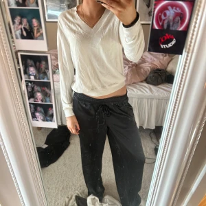 Vit v-ringad tröja - vit v-ringad tröja med långa ärmar