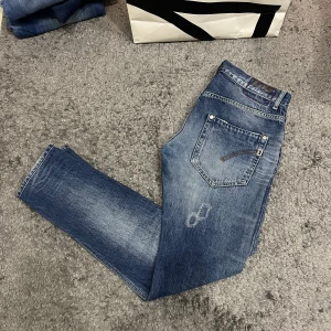 Dondup jeans - Goa trendiga dondup jeans! Skick 8/10! Modellen är 182 cm och väger 68kg! Vid minsta fundering kontakta oss ✔️