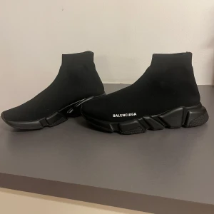 Balenciaga Speed - Balenciaga Speed sneakers. Är i mycket bra skick som helt nya nästan. Använts 3-4 gånger som Max. Kvitto finns. Storlek 40. Ny pris ca 8000 kr