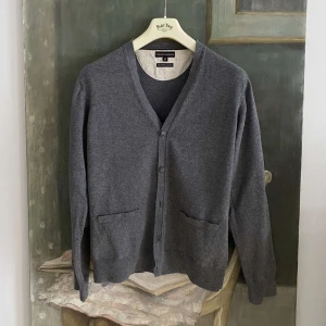 Kashmir Cardigan  - Grå cardigan/kofta i mjuk kashmir blandning med armbågs patches. 