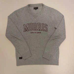 Stickad Morris tröja - Grå stickad Morris tröja, Mycket bra skick, Storlek M (Mått Längd 67cm Axel-axel 40cm Amhåla - armhåla 50cm Armlängd 63cm) Pris kan diskuteras, Skriv vid minsta fråga eller fundering👍💯