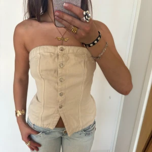 Jeanstopp - Snygg jeanstopp i cremevit. Jag är 168 och det är mina bilder, köp via köp nu direkt eller Swish, kvar tills markerad som såld 💕