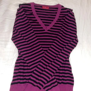 en lila randig tröja💜 - en lila randig tröja köppt från ngn outlet affär i backaplan. mycket fin har dessvärre inte haft på mig den då jag inte bär lila 🤷‍♀️