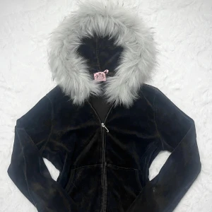 2000s juicy couture fur zip up - ♡ handsydd därav fast pris! ♡ OBSERVERA! gammal/vintage modell och därför medföljer skavanker (se 3 slide) ♡ pälsen har blivit noggrant sydd för att bland annat sitta fast hårt och se tjock och stor ut! ♡ endast handtvätt då tvättmaskin + torktumlare förstör pälsen! 