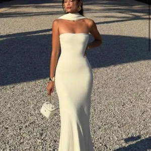 Bandeau klänning med skarf - Bandeau maxiklänning med struktur och skarf, oanvänd. Lånad bild av Danielle Copperman 🤍